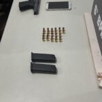 POLICIA MILITAR PRENDE DUPLA EM MOTO PORTANDO ARMA DE FOGO CARREGADA