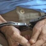 Idoso é flagrado pela filha tentando fazer sexo com cachorro e acaba preso